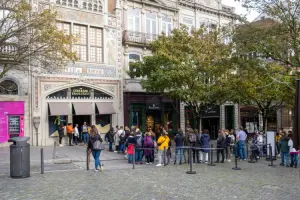 Livraria Lello no Porto em dia de sol