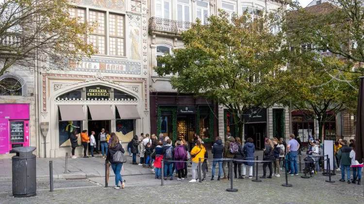 Livraria Lello no Porto em dia de sol