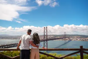 Casal admirando paisagem na sua lua de mel em Portugal.