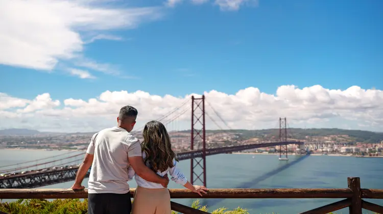Casal admirando paisagem na sua lua de mel em Portugal.