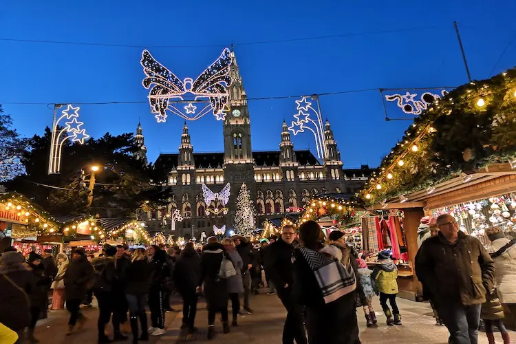 Mercado de Natal em frente à prefeitura de Viena