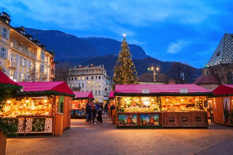 Mercado de Natal na Europa, no pôr do sol