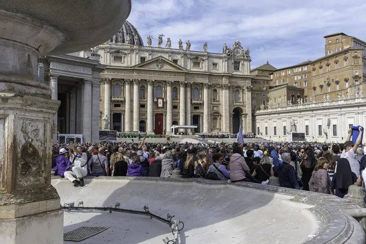 As missas do Papa acontecem aos domingos na Praça de São Pedro.