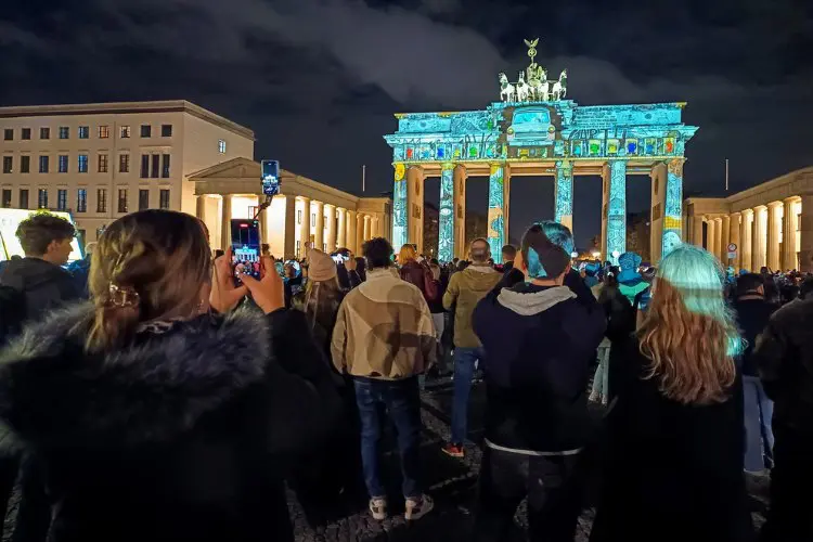 Turistas tirando fotos de monumento berlinense.