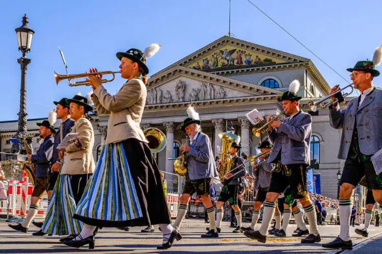 Pessoas desfilando com trajes alemães na Oktoberfest