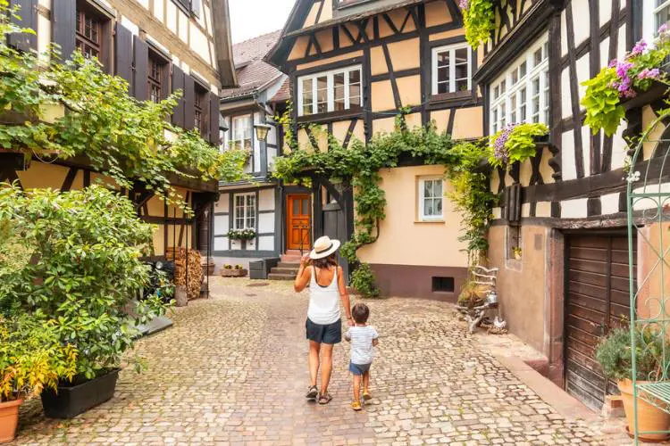 Mãe e filho andando pelas vilas medievais