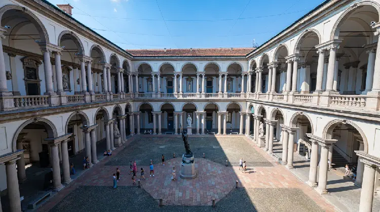 Vista da fachada da Pinacoteca de Brera.