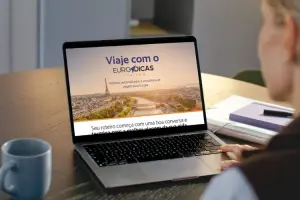 Pessoa usando notebook com a página da Euro Dicas Turismo aberta para planejar viagem