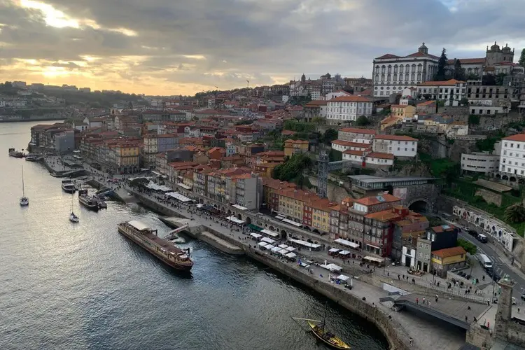 Cidade do Porto em final de tarde.