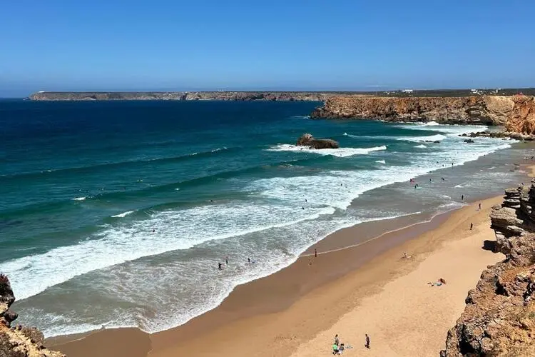 Praia do Algarve com falésias.