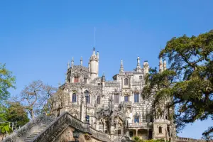 Fachada imponente da entrada da Quinta da Regaleira, em Sintra