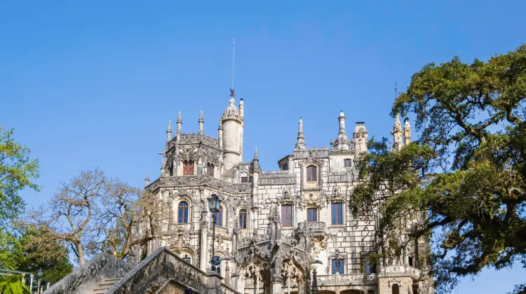Fachada imponente da entrada da Quinta da Regaleira, em Sintra