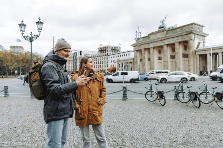Casal lendo o roteiro do que fazer na Alemanha no celular