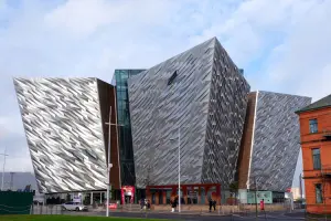 Fachada do Titanic Belfast.