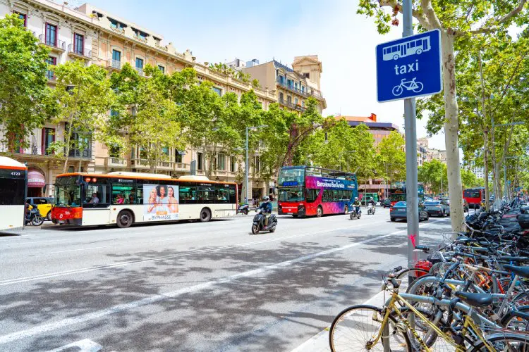 Se locomover em Barcelona é fácil com o transporte público.