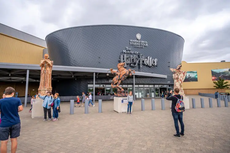 Turistas na fachada do estúdio da Warner em Londres