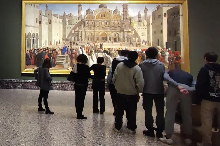 Turistas em sala de importante museu de Milão.