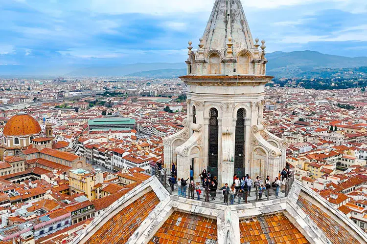 Visitantes na parte externa da cúpula de Brunelleschi.