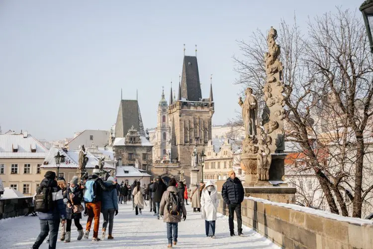 Pessoas caminhando pelas ruas da Europa em janeiro