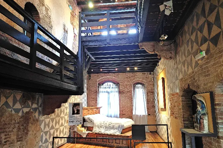 Um dos quartos da Casa da Julieta.
