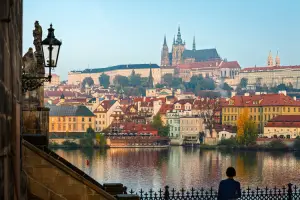 Castelo de Praga visto de uma ponte