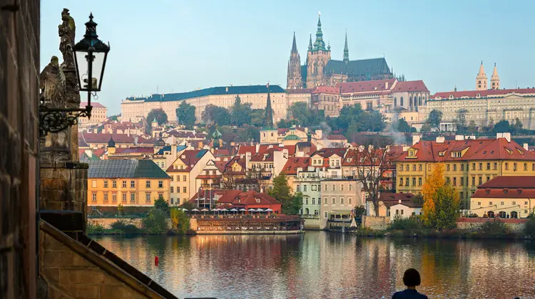 Castelo de Praga visto de uma ponte