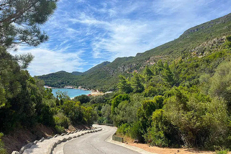 Estrada para praia na Serra da Arrábida, num bate e volta de Lisboa