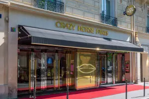 Entrada do famoso cabaré Crazy Horse Paris durante o dia