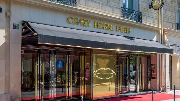 Entrada do famoso cabaré Crazy Horse Paris durante o dia