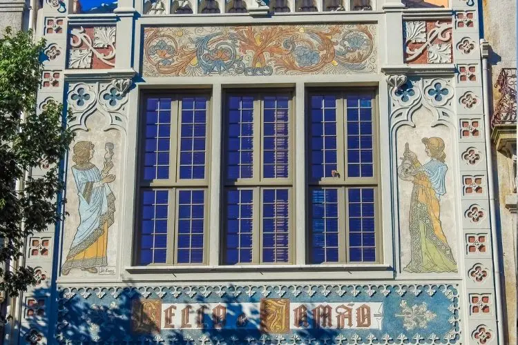 Detalhes da pintura na fachada do edifício da livraria Lello, no Porto