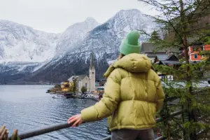 Mulher aproveitando as férias na Europa em janeiro