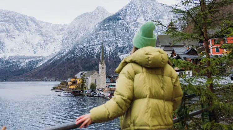 Mulher aproveitando as férias na Europa em janeiro