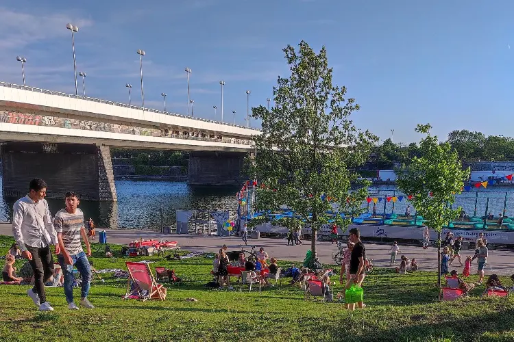 Parque em dia de sol, com céu azul
