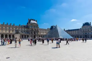 Turistas se aglomeram para comprar Ingresso Museu do Louvre