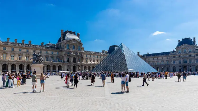 Turistas se aglomeram para comprar Ingresso Museu do Louvre