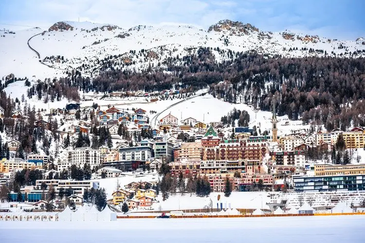 Vista da cidade de St. Moritz durante inverno na Suíça.