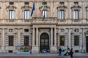 fachada de prédio no centro de milão com o símbolo dos jogos olímpicos de inverno