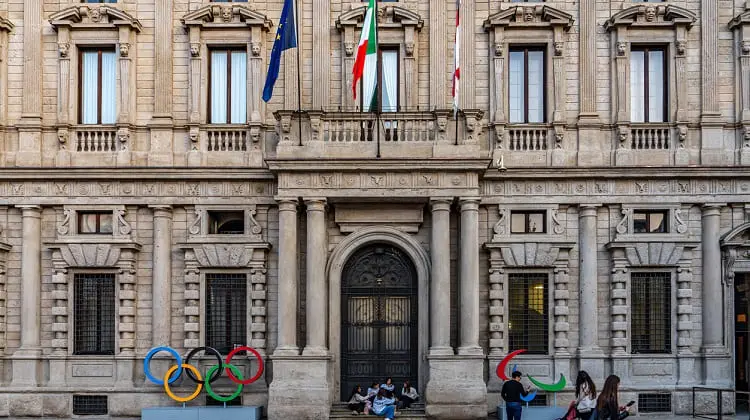 fachada de prédio no centro de milão com o símbolo dos jogos olímpicos de inverno
