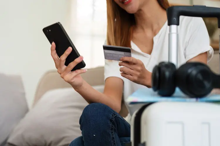 Mulher comprando passagem aérea