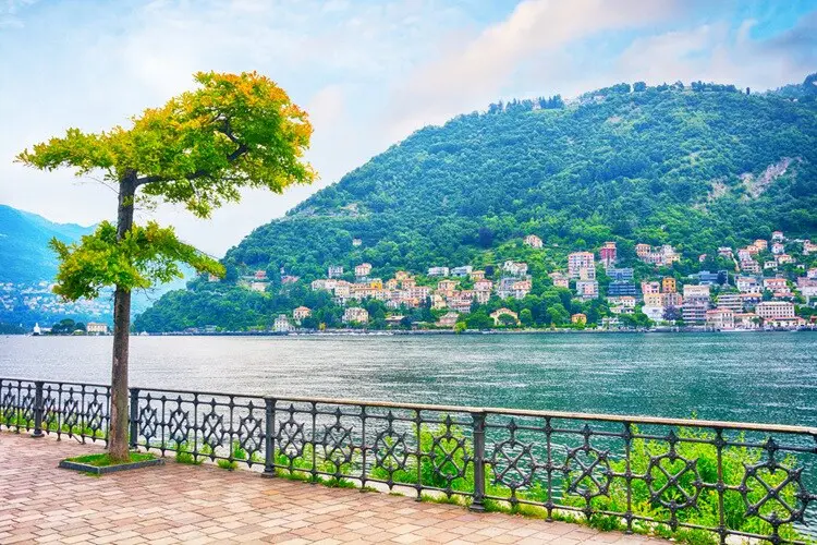 Vista do Lago di Como, na Itália, em dia ensolarado.