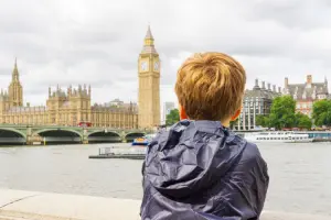 Menino admirando Big Ben em Londres