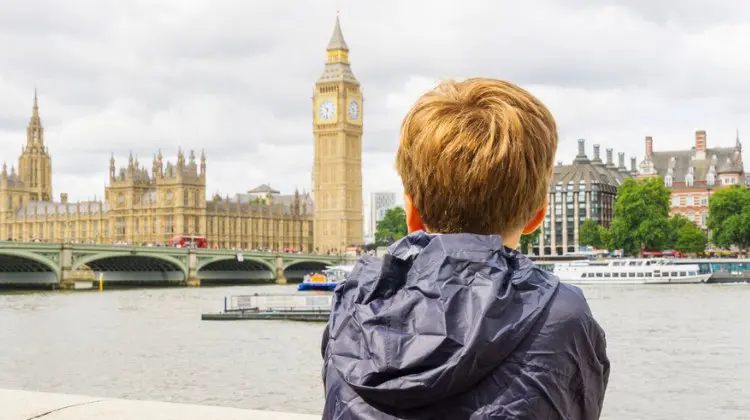Menino admirando Big Ben em Londres