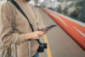 Mulher ativando o melhor chip internacional no celular