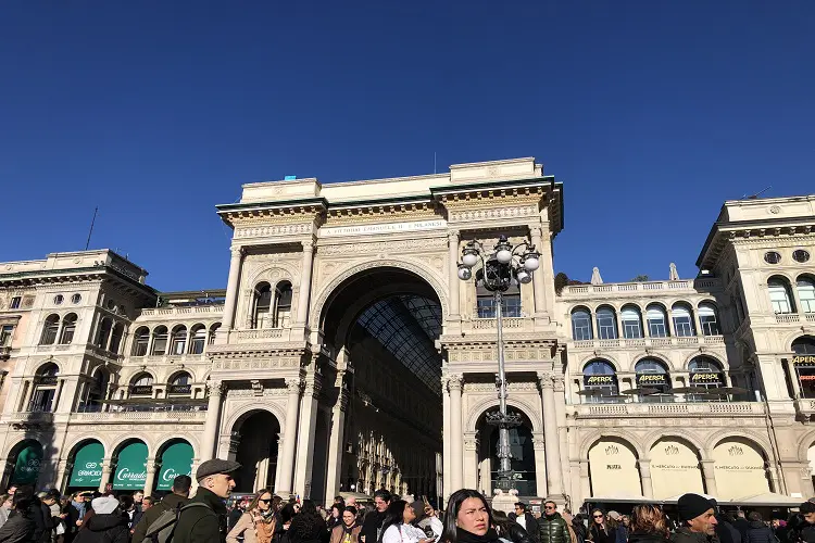 Fachada da Galleria Vittorio Emanuele II, no centro de Milão, Itália