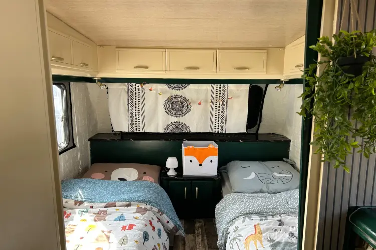 Quarto das crianças que fomos deixando com cara de casa para viajar com o trailer na Europa