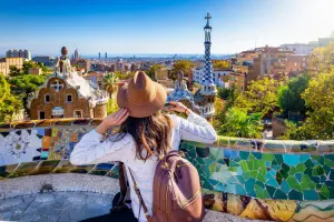 Turista em Barcelona com pacote de viagem para Espanha