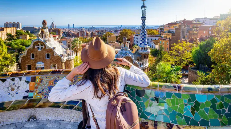 Turista em Barcelona com pacote de viagem para Espanha