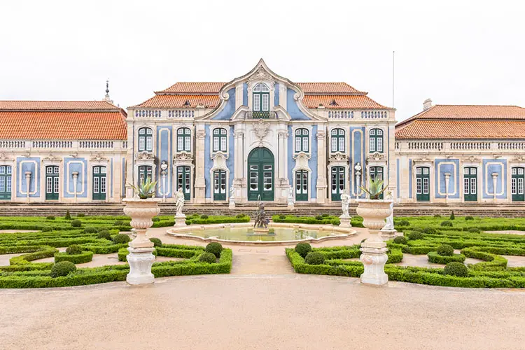 Jardim do Palácio de Queluz, cidade muito próxima a Lisboa para fazer bate e volta