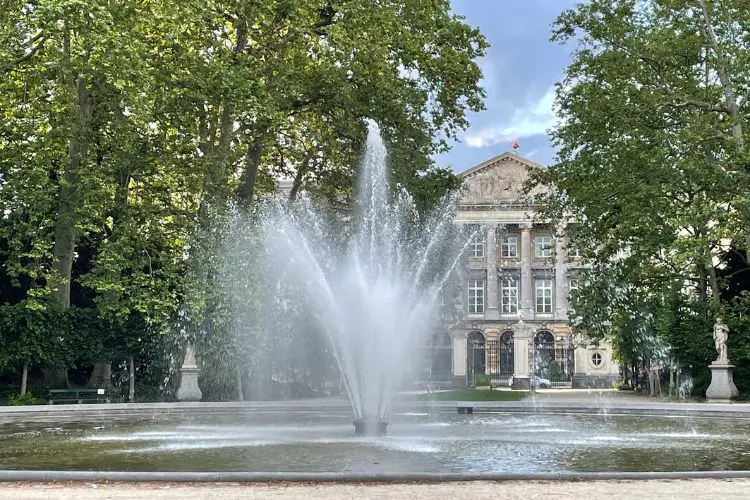 Parque em Bruxelas com muita área verde