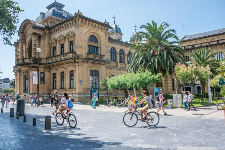 Turistas e locais em San Sebastián